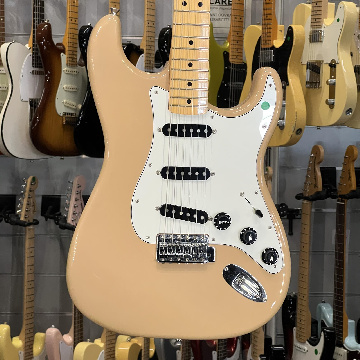FENDER INTERNATIONAL COLOR SERIES STRATOCASTER LTD SAHARA TAUPE